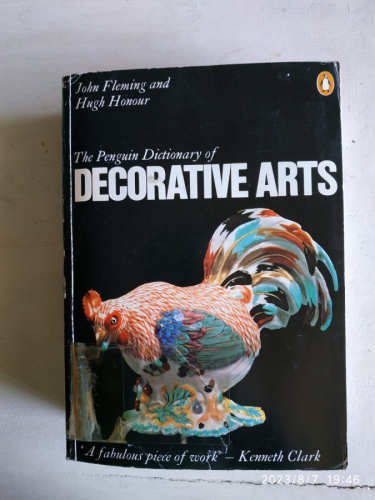 Portada del libro de The Penguin Dictionary of Decorative Arts