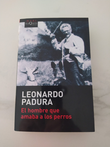 Portada del libro de El hombre que amaba a los perros