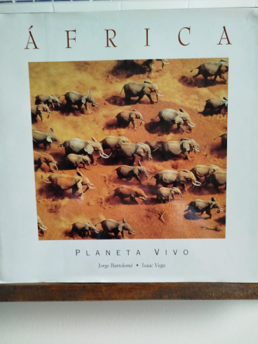 Portada del libro de África: planeta vivo