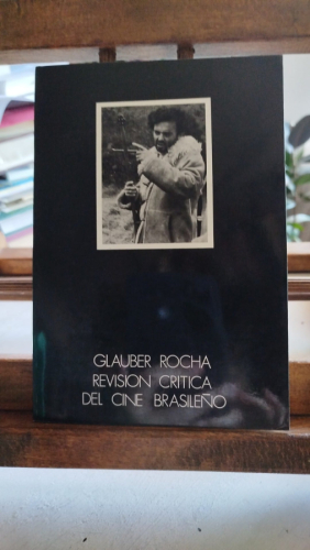 Portada del libro de Revisión crítica del cine brasileño