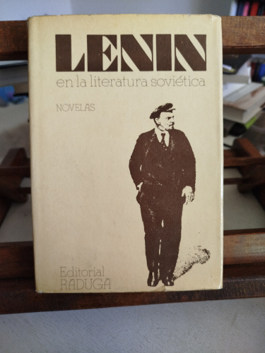 Portada del libro de Lenin en la literatura soviética