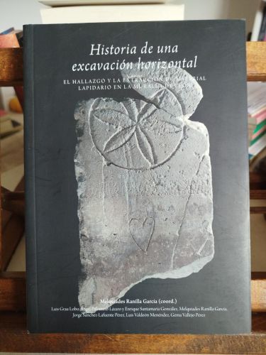 Portada del libro de Historia de una excavación horizontal: el hallazgo y la extracción de material lapidario en la muralla...