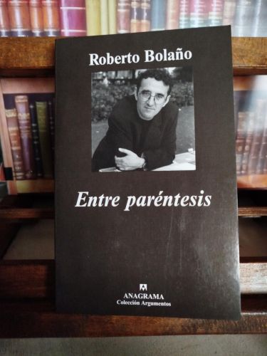 Portada del libro de Entre paréntesis: ensayos, artículos y discursos (1998-2003)