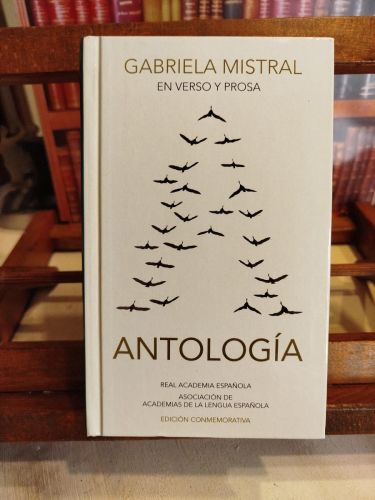 Portada del libro de Gabriela Mistral en verso y prosa. Antología.