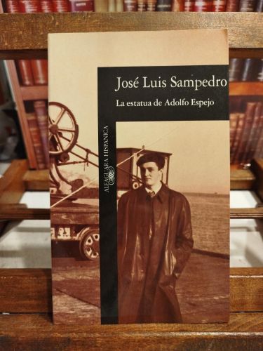 Portada del libro de La estatua de Adolfo Espejo 