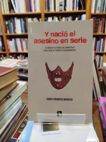 Portada del libro de Y nació el asesino en serie: el origen cultural del monstruo en el cine de terror estadounidense