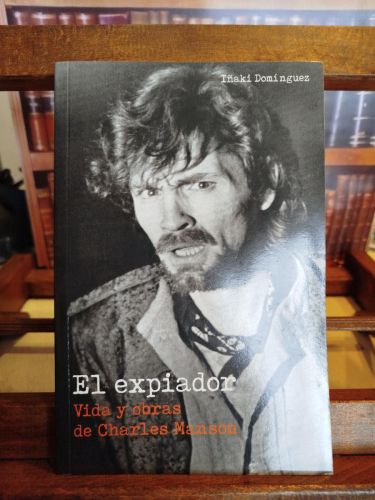 Portada del libro de El expiador: vida y obras de Charles Manson