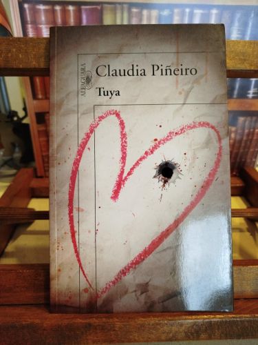 Portada del libro de Tuya (Alfaguara)
