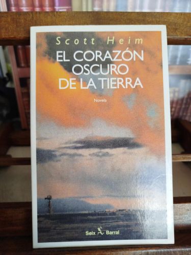 Portada del libro de El corazón oscuro de la tierra