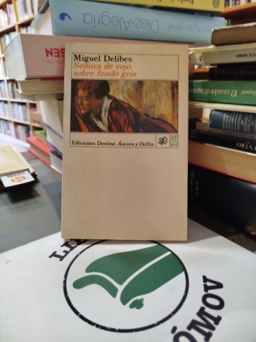 Portada del libro de Señora de rojo sobre fondo gris